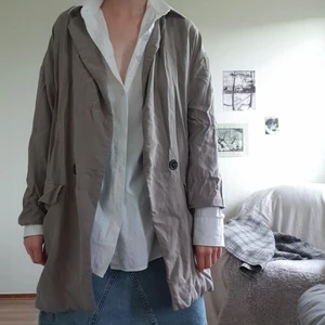 Kort Beigegrå Kappa  - Beigrå kappa från Zara! Hel å fin på utsidan (om än lite skrynklig på bilderna för jag äger inget strykjärn 🙃), i innertyget är det däremot öppnat på 3 olika ställen, se sista bild för exempel! Vid intresse kan jag skicka bilder på revorna i dm såklart 🌸