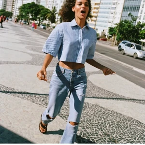 Jeans - Säljer mina Zarajeans som tyvärr inte kommer till den användningen som jag önskat! Jag är 1,74 och dom är perfekt i längden på mig. Kan frakta om köparen står för frakten 