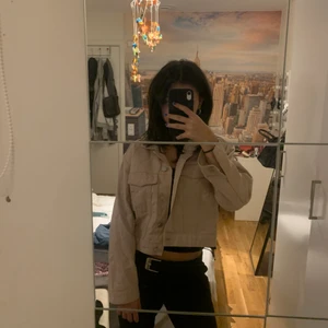 Beige jeans jacka  - Jeans jacka från Gina tricot. Knappt använd💓