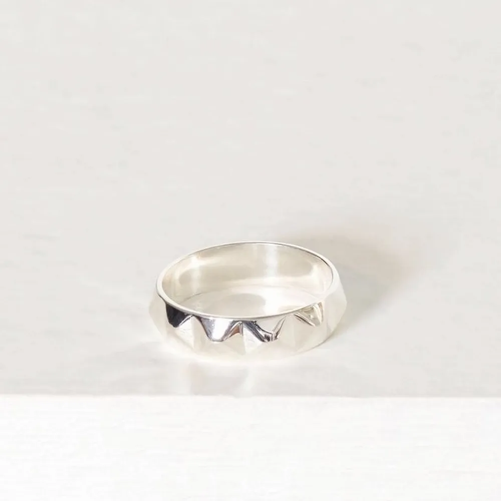 En jättefin ring med nitar! One size storlek💗. Övrigt.