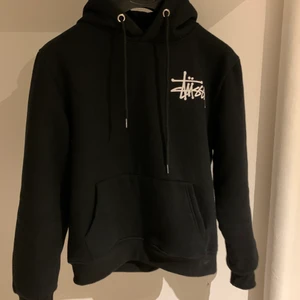 Stussy hoodie svart  - INTRESSEKOLL svart stussy hoodie strl M har använt några gånger men har inga skador den är som i ny skick. Kom privat om frågor eller bud 