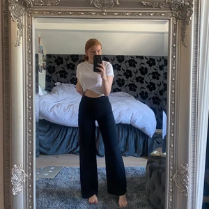 Kostymbyxor fråm Bikbok  - Sjuk fina kostymbyxor i helt nytt skick. Storlek 36 men skulle passa storlek 34 också. Jag är 162 cm. 