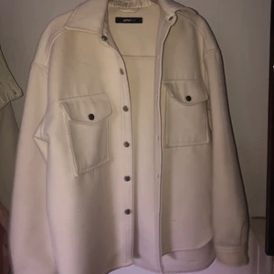 Höstjacka - Offwhite höstjacka i storlek 36, men oversized. Från Gina Tricot