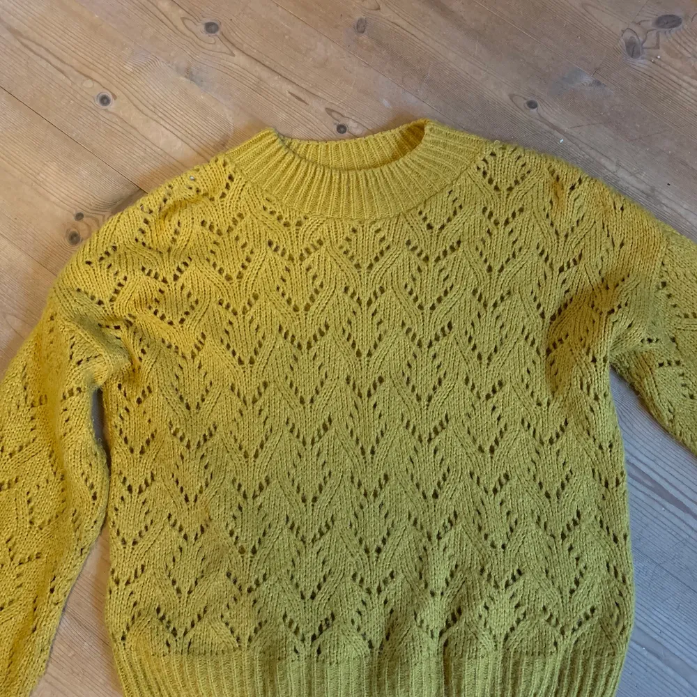 Säljer en jättefin gul stickad tröja perfekt nu till hösten! Säljer endast för att den inte kommer till användning längre, den är i bra skick, lite nopprig på vissa ställen men man märker inte det så mycket😊💗 möts gärna upp på söder men kan frakta om nödvändigt💖. Tröjor & Koftor.