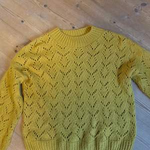 Säljer en jättefin gul stickad tröja perfekt nu till hösten! Säljer endast för att den inte kommer till användning längre, den är i bra skick, lite nopprig på vissa ställen men man märker inte det så mycket😊💗 möts gärna upp på söder men kan frakta om nödvändigt💖