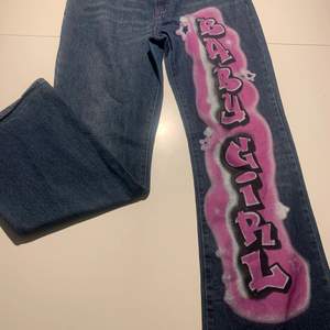 Sjukt coola jeans, nästan helt oanvända! Sitter lågmidjat/midrise. Köpta från zalando (700kr) köparen står för frakten! 