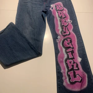 Baby girl jeans  - Sjukt coola jeans, nästan helt oanvända! Sitter lågmidjat/midrise. Köpta från zalando (700kr) köparen står för frakten! 