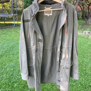Parkas Twist & Tango, stl 40 - Khakifärgad parkas från Twist & Tango, stl 40. Använd, men i gott skick. 250 kr.