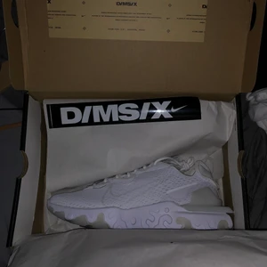 Nike React Vision helt nya! - Säljer ett par Nike reacts Vision helt nya och oanvända i storlek 42,5! Helt äkta såklart.                          Fräscha och Bekväma.     Nypris : 1,300-1400kr