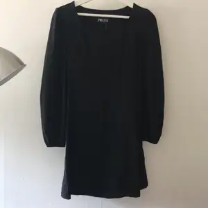 En söt svart klänning. Aldrig använd, då den inte kommit till användning och prislappen sitter kvar. Säljer för 100kr