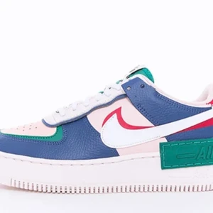 Af1 Färgglada  - Säljer mina as balla air force 1. Köpte de för ett år sedan ca och han använt de en del. Storlek 39 men skulle säga att de passar bättre på 38 då de är lite för små. Skriv för fler bilder!💜