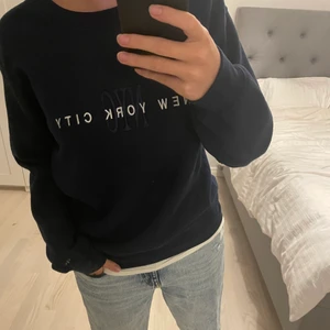 College tröja - College tröja med text, som gör tröjan lite roligare!💕 Storleken är lite oklar, men skulle säga M❤️