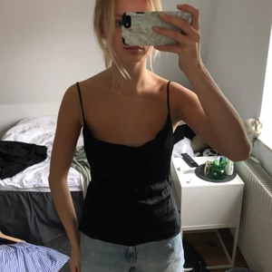 Satin linne Zara - Svart linne i satin från Zara, helt oanvänd med prislapp kvar!!