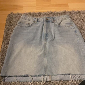 Kjol storlek 36 - Väldigt fin kjol från h&m men tyvärr förliten, använd ett fåtal gånger. Köptes för ungefär 1,5 år sen