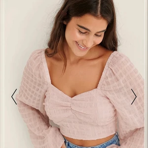 Nakd topp - Super fin romantisk topp ifrån nakd i storlek S! Tunt och svalt tyg men ej genomskinligt! Har en dragkedja på sidan för att man ska kunna sätta på den lättare! Säljer då den blivit för liten över bysten på mig tyvärr :/  Köparen står för frakten på 66 kr! 