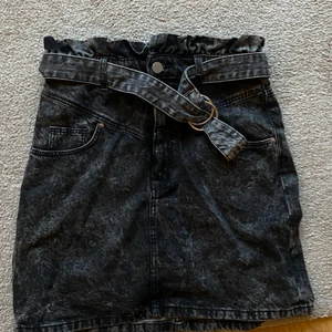 Kjol - Grå kjol från H&m. Frakt 66kr