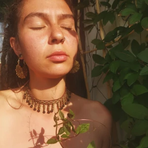 Choker  - ✨🍁Tygchoker med ett fall av mässingspärlor och svarta träpärlor. Knyts i nacken med band i mockaimmitation. 🍂✨