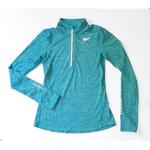 turkos Nike tröja XS/34 träning sport - Färg: turkos.  Strl: XS.   Klassisk Nike träningströja run. Sparsamt använd. Reflex-detaljer. Dvs. Inget nopprigt, eller annat slitage. Fint skick! (Nypris runt 600 kr). Betalning via swish, frakt tillkommer.