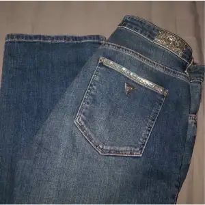 Fina raka jeans från Guess med glitter detaljer där bak. Max använda 2 ggr så gott som nya, säljer pga för korta för mig (är 176). Nypris 1050kr, slutsålda. Skriv privat för fler bilder