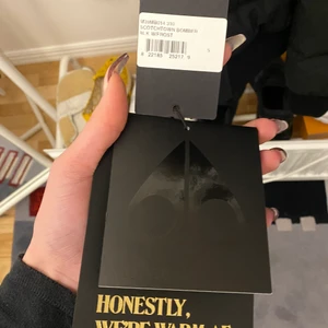 Moose knuckles scotchtown bomber herr - Märke: moose knuckles  Storlek: S.  Aldrig använd, alla etiketter sitter kvar, inplastad.  Nypris: 12.358kr