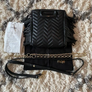 Maje väska  - INTRESSEKOLL på min superfina maje väska i den mindre storleken. Köptes 20/8 2021 på NK. Sparsamt använd. Inte säker på att jag vill sälja men kom med bud från 1 400kr. Nypriset var 2049kr. Betalning sker via swish😌 BYTER ej, kanske mot en marinblå majeväska! Budet ligger på 1890
