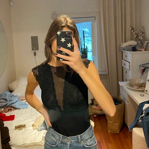 Svart fest-body - Jag på bilden är normalt en S. Kan både mötas upp och skicka! 