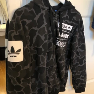 Kofta, storlek S/M - Skitcool kofta i storlek S/M ( oversized ) den är i bra skick då den knappt är använd. 300 kr plus frakt ( skriv gärna för fler bilder privat) 🥰