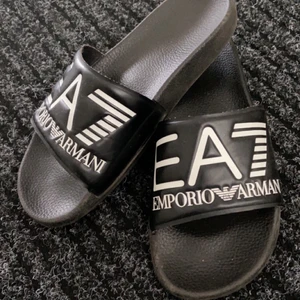 Tofflor  - Snygga Armani tofflor strl 39🤍 köpt på zalando skriv för fler frågor 