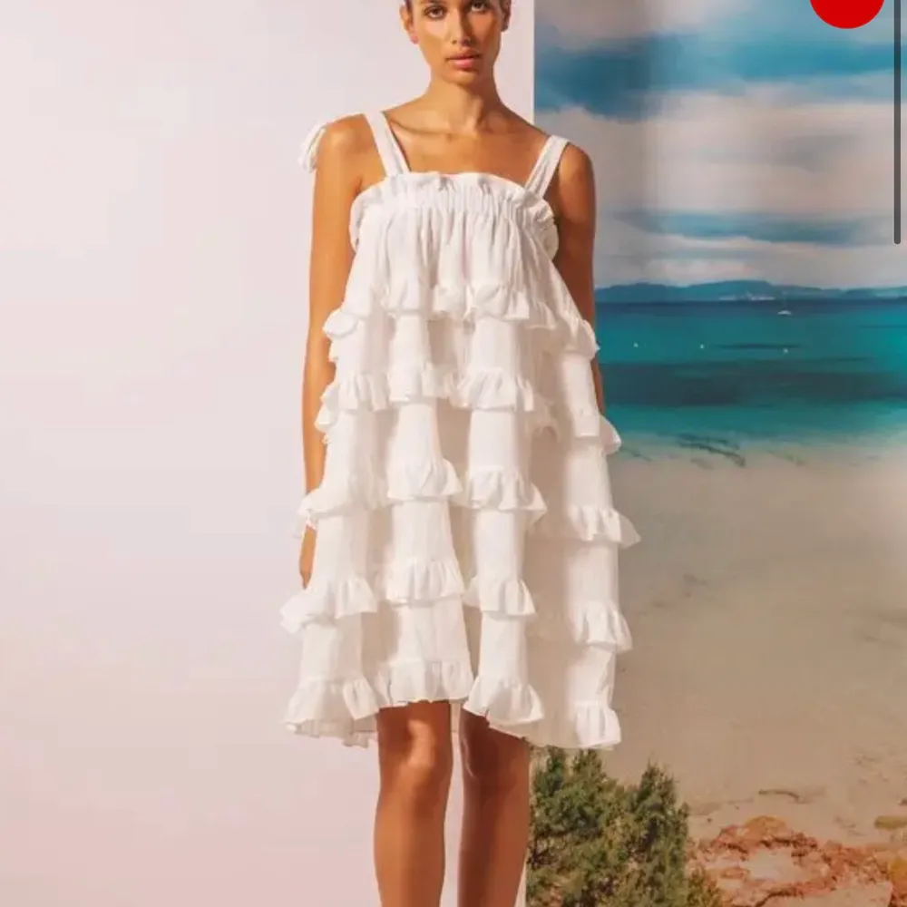 By malina klänning i storlek S/M. Klänningen har använts en gång och säljs pga att den inte kommer till användning hos mig. OBS klänningen är i färgen Korall som på andra bilden och inte i färgen vit som på första bilden. . Klänningar.