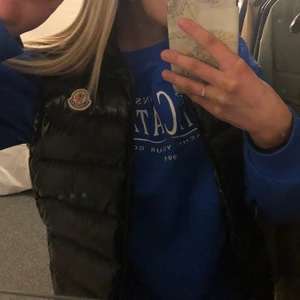 Moncler Ghany Väst - Ghany väst från moncler. Jag har inte använt västen mycket därför i mycket bra skick, kvitto, tags (prislappar) och påsen finns kvar!💗 (storlek 0 = xs).    pris kan diskuteras vid snabb affär 