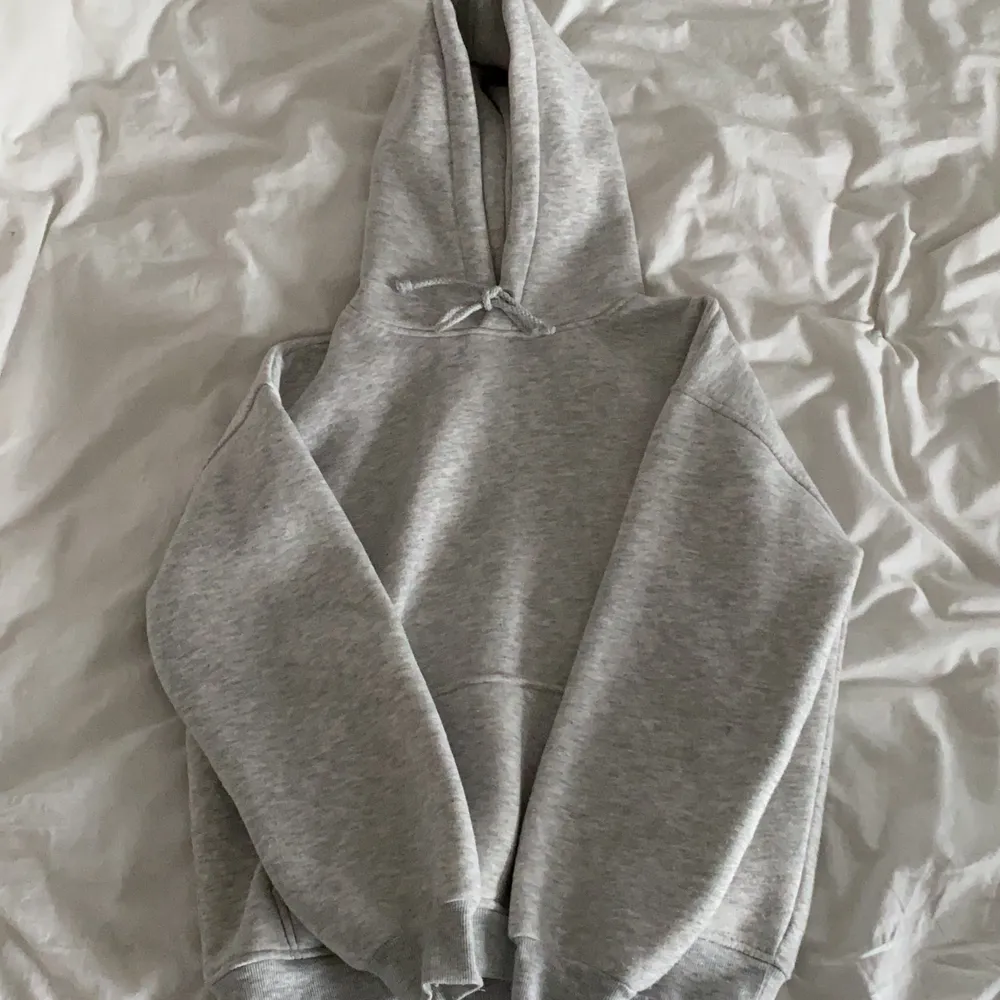 Grå hoodie köpt från bikbok🤍 storlek xs men sitter som en xs/s🤍 nästan oanvänd🤍 . Tröjor & Koftor.