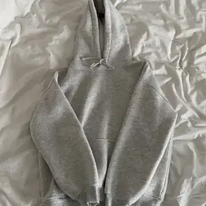 Grå hoodie köpt från bikbok🤍 storlek xs men sitter som en xs/s🤍 nästan oanvänd🤍 
