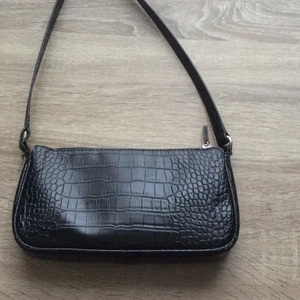 Väska från Cubus  - Väskan är från Cubus i ny skick, har använt den typ 3 gånger så den är ganska oanvänd men den har 2 fickor innanför och jätte bra kvalite och dragkedjan har inget strul häller, frakten står på dig. Om du har några frågor bara kontakta mig💞 