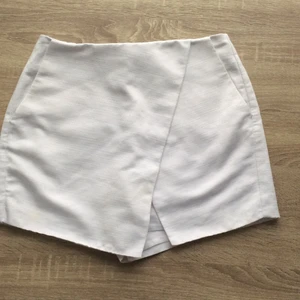 Kjol från topshop strl S/XS  - Jätte fin kjol som är oanvänd och bra kvaitet, den har fickor och shorts under. Frakt står på dig och om du har frågor kontakta mig privat💞 