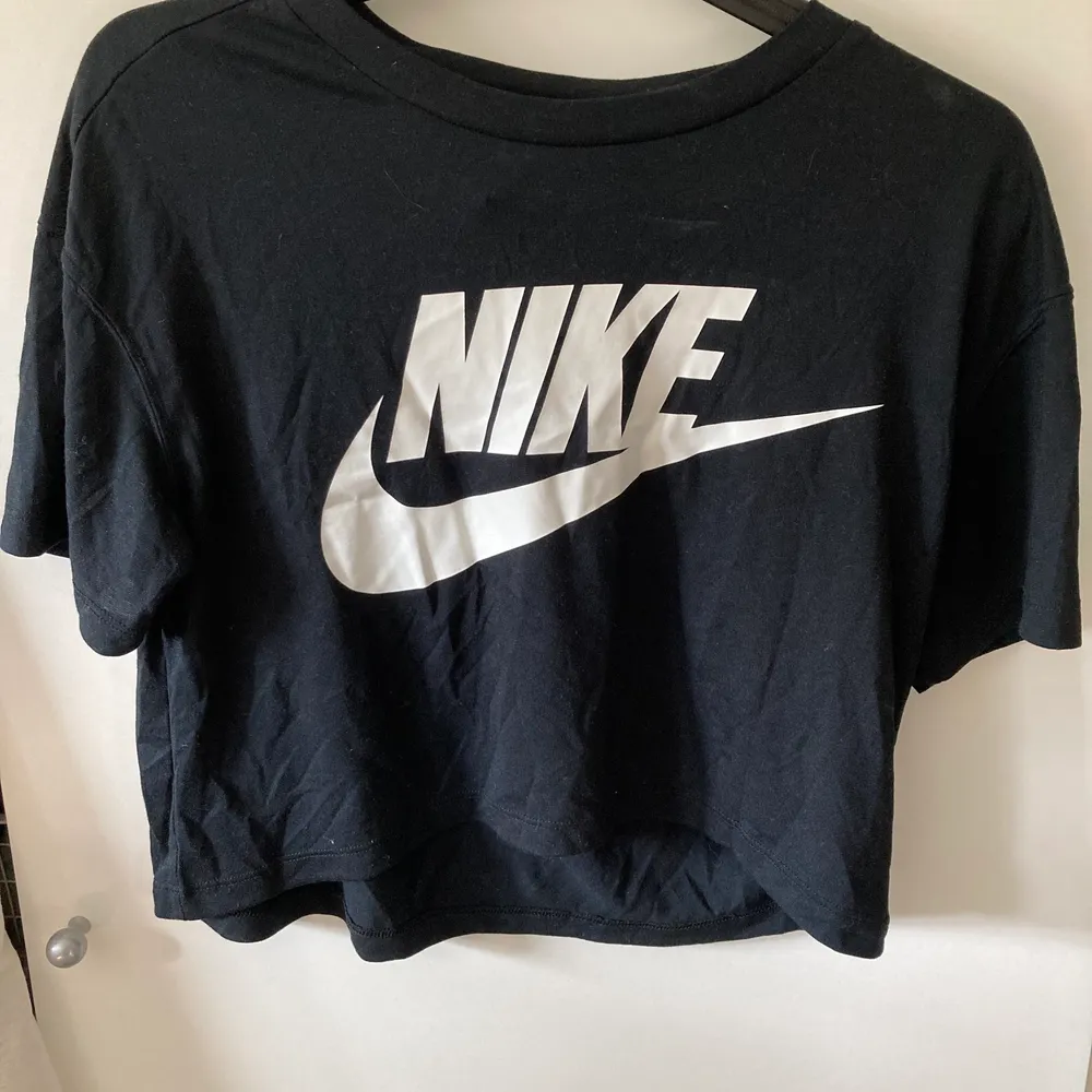 En svart Nike tröja som är croppad i storlek S oanvänd. T-shirts.