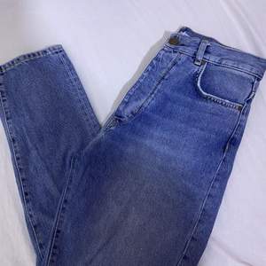 Högmidjade mom jeans från Bik Bok. Säljs för att de inte längre kommer till användning. Väldigt fina och i väldigt bra skick. Kan skicka flera bilder om det skulle behövas. Kan även mötas upp eller frakta 