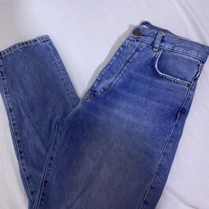 Bik Bok mom jeans - Högmidjade mom jeans från Bik Bok. Säljs för att de inte längre kommer till användning. Väldigt fina och i väldigt bra skick. Kan skicka flera bilder om det skulle behövas. Kan även mötas upp eller frakta 