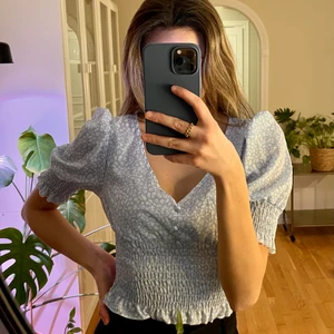 Topp - En väldigt fin topp från shein💙 Aldrig använd! Köparen står för frakten💘