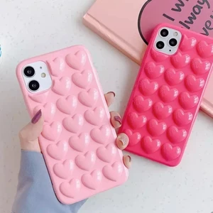 Mobilskal - Trendigt mobilskal med 3D hjärtan, 100kr. IPhone 11. Säljer endast det ljusrosa. 