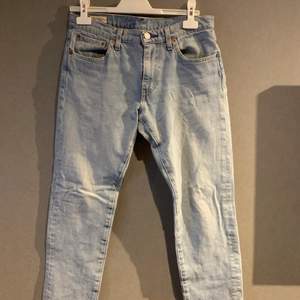 Levis 511 jeans i bra kvalite förutom lite slitning i grenen. (Kan skicka bild). De är i storlek W 30 L 30