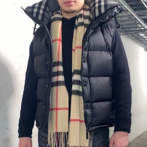 Burberry vinterjacka/väst strl M - Hej, jag har en Burberryjacka som jag växt ifrån, den är storlek m och är fräsch, den har kvitto och beställningsbevis, den är perfekt för vinter och blir även en väst perfekt för vår och höst väder, så perfekt för nästan alla säsonger:) nypris var 10.900, jackan säljs inte mer och jag lägger upp den för 8 tusen men självklart går det diskuteras utifrån vad vi båda känner.