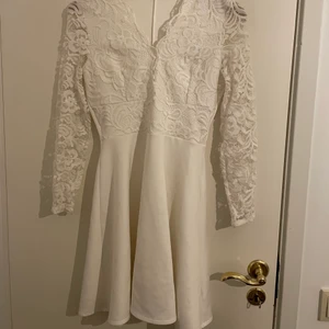 studentklänning  - studentklänning från nelly storlek s. den har några små noppror