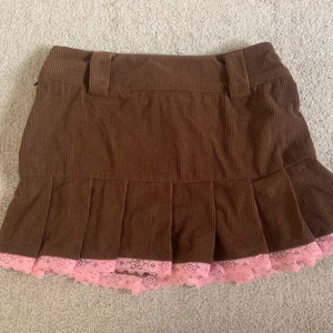 brun corduroy kjol  - ‼️först till kvarn‼️ säljer denna corduroy kjol som inte kommer till använding! det står M men skulle säga att den passar en S oxå beroende på hur man vill ha passform o längd osv! midja: 35 cm. längd 34 cm 🤎 