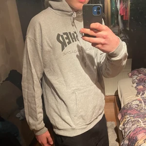 Thrasher hoodie storlek M - Vanlig Thrasher Skateboard Magazine hoodie inga hål missfärgningar. Använt endast ett par gånger. 