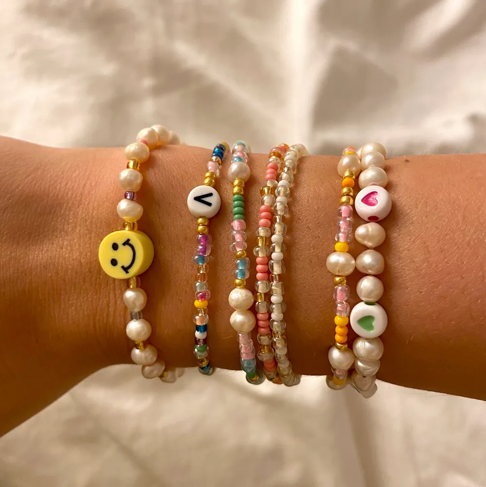 Atmband som passar till allt och ger den lilla extra fĂ€rg kicken till en outfit. Alla armband kan göras pĂ„ bestĂ€llning allstĂ„ kan man designa dem sjĂ€lv. De Ă€r av elastisk trĂ„d! Perfekta att matcha med varandra!đđđ. Asusteet.