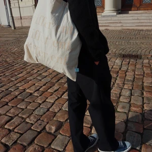 Miljövänlig tygväska  - Hej alla! Hoppas ni mår bra. Jag och några kompisar har nyss bildat ett UF företag. På bilderna ovan ser ni våran påse i beige färg. Detta är alltså inget begagnat utan en helt ny tygpåse som är tillverkad ur återvunnen bomull. Påsen kan fungera som en snygg accessoar men även som en praktisk fördel i din vardag. Följ oss gärna på Instagram där vi heter @toteboras_uf !