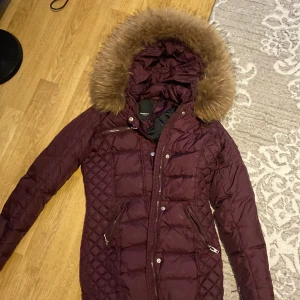 Rockanblue jacka  - Säljer min jacka som jag inte använder och har använt bara under en vinter. Helt ny storlek 34 passar 36 också, köptes för 3 600kr ungefär 