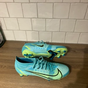 Nike Vapor 14 Pro Fg fotbollssko - Nike fotbollskor i storlek 46 men passar nog 45 i och med att det är en smalare modell, använda 1 gång då jag testade dem. Skorna är i nyskick! Nypris 1599, nu 1100! 