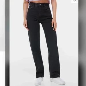 Jeans - Ett par svarta jättefina straight leg jeans från bershka, skriv om ni vill ha fler bilder på dem, i bra skick