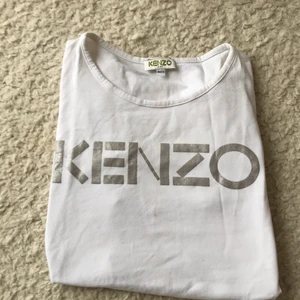 Kenzo tröja - T shirt från KENZO. Strl 164/172 men passar XS. Silvertext, skön och snygg.